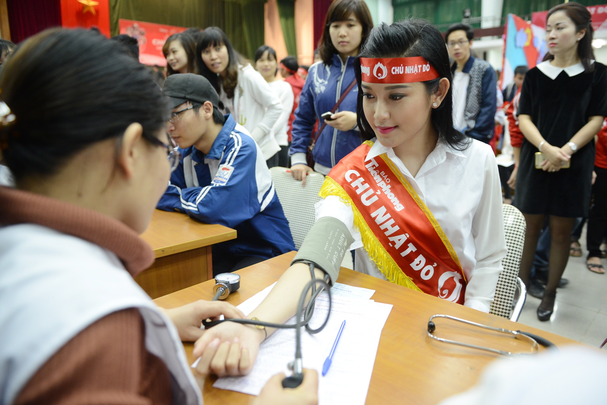 Ky Duyen, Huyen My trong ngay 'Chu nhat do' hinh anh