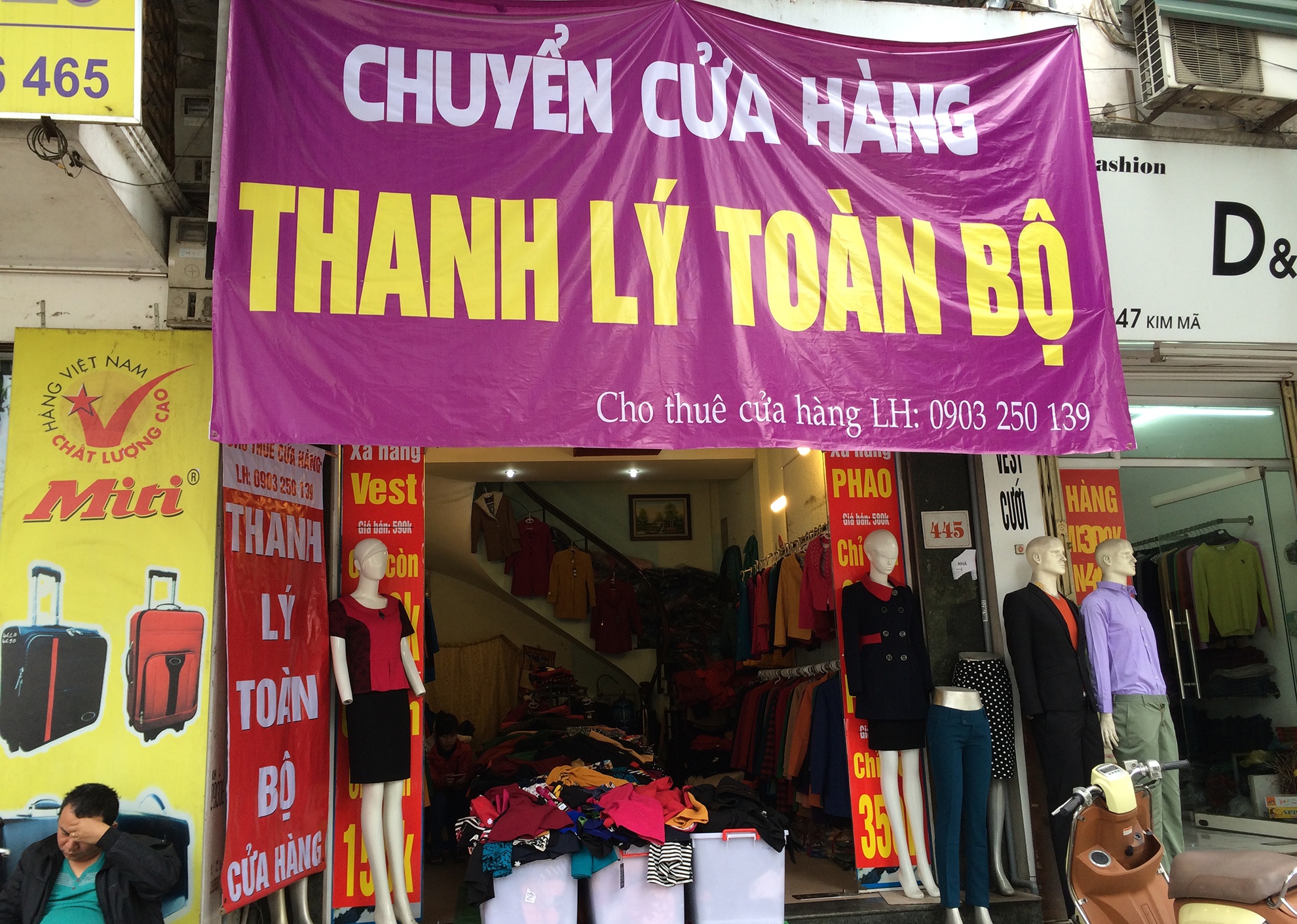 Giăng biển quảng cáo “giảm giá” hay “thanh lý cửa hàng” nhằm kích cầu người mua