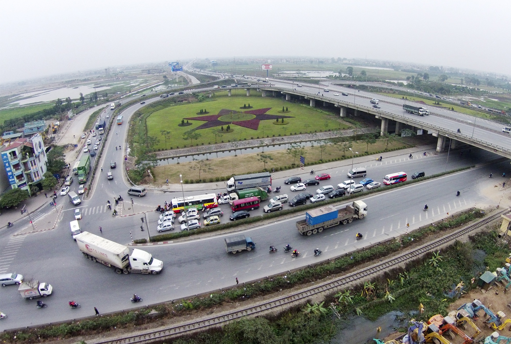 Nút giao mạn trái cầu Thanh Trì cũng gặp tình trạng tương tự khi là điểm giao cắt của nhiều hướng đi khác nhau: QL5 lên cầu Thanh Trì vào nội thành Hà Nội ,Quốc lộ 1A đi xuống QL5 rẽ về Hải Phòng, QL5 từ Hải Phòng đi Hà Nội theo hướng về cầu Vĩnh Tuy...