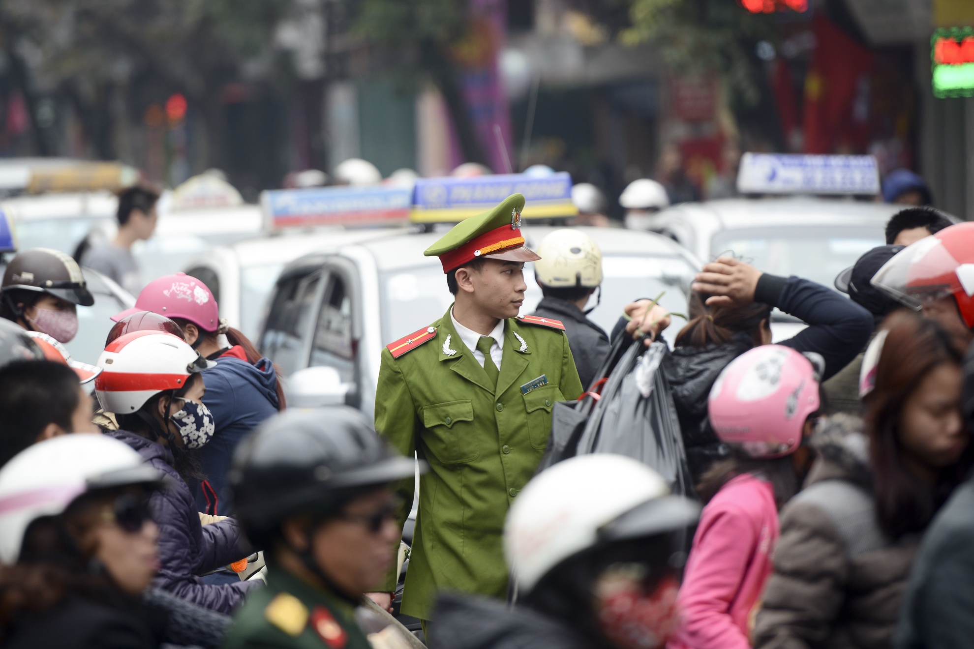 Lực lượng công an phường và dân phòng sớm có mặt nhưng cũng tỏ ra khá lúng túng trước hiện tượng ùn tắc quá lớn đang xảy ra.