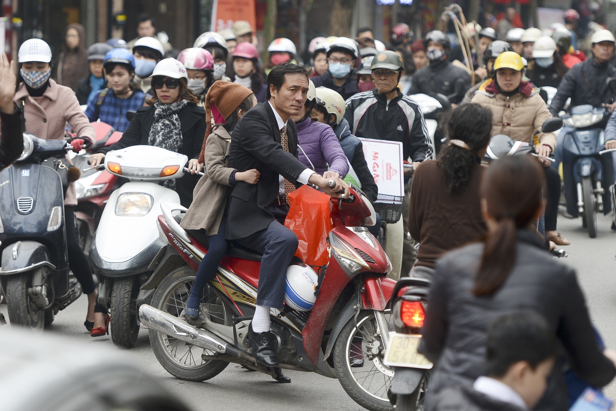 Một số phương tiện ở cuối phố sốt ruột đã quay đầu xe tìm hướng đi tránh sang phố khác.