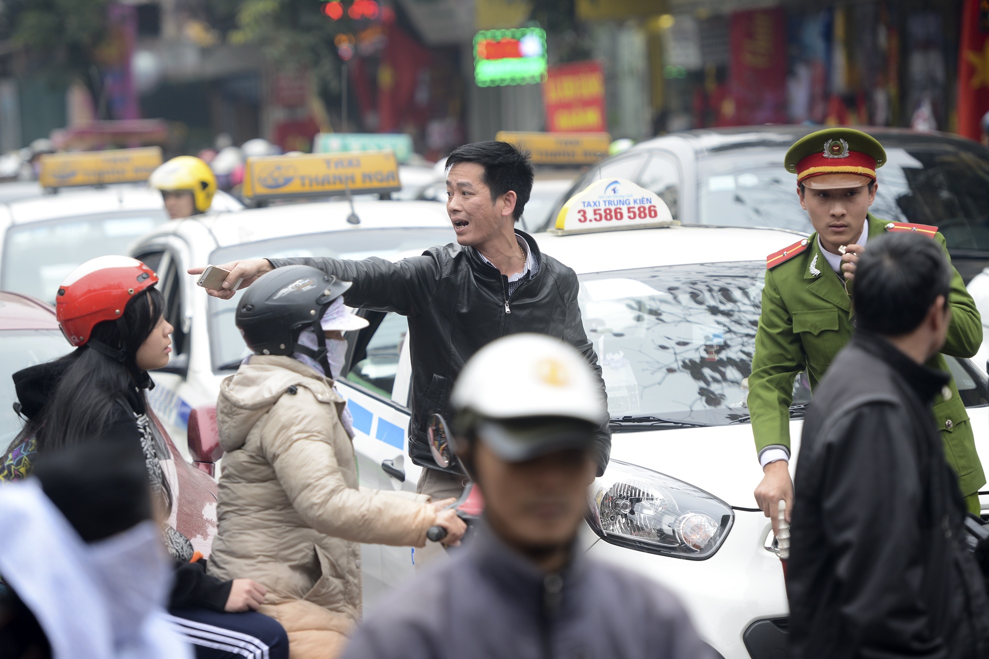 Di 200 m mat 30 phut o pho co vi hon loan giao thong hinh anh