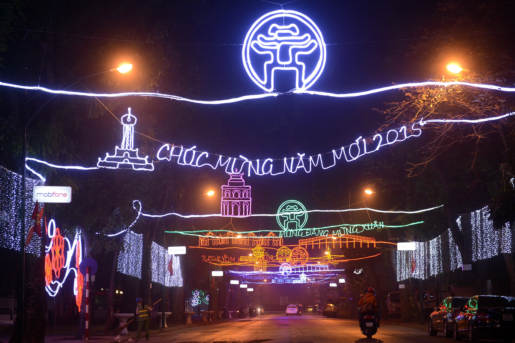 Ha Noi trang hoang ruc ro truoc them nam moi hinh anh