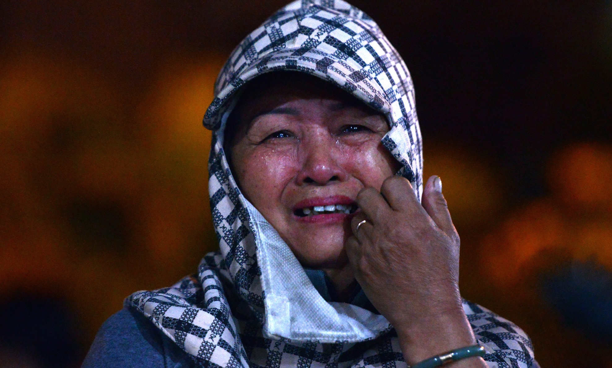 Nguoi dan khoc thuong ong Ba Thanh giua dem hinh anh