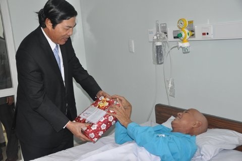 Những ngày còn sống, ông Nguyễn Bá Thanh vẫn thường đến bệnh viện tặng quà, động viên và thăm hỏi bệnh nhân điều trị ung thư tại đây.