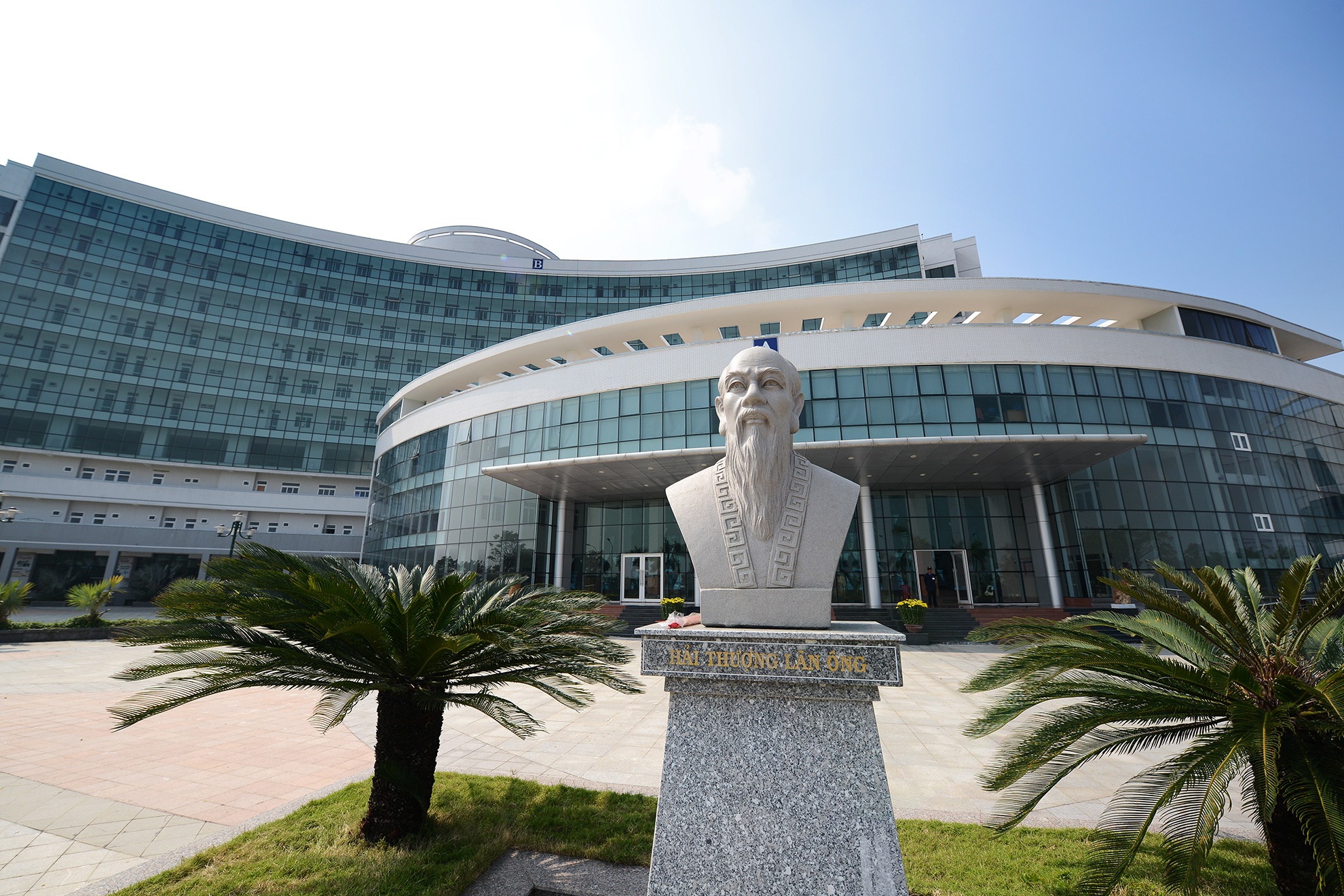 Benh vien ung thu lon nhat Viet Nam mang dau an ong Ba Thanh hinh anh