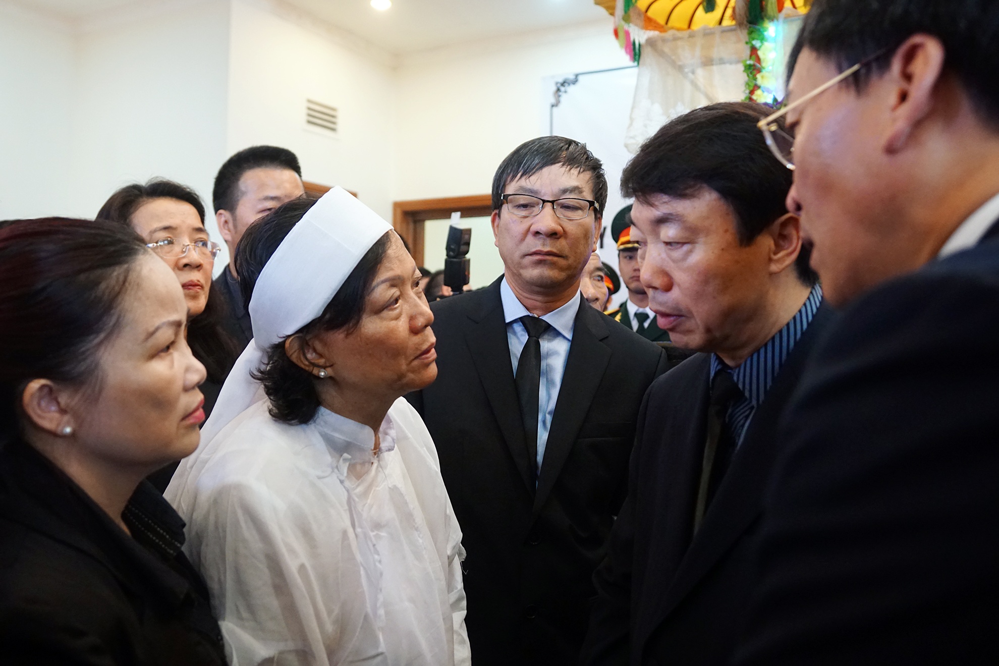 Vợ ông Nguyễn Bá Thanh nhận lời chia buồn từ khách tới dự lễ tang.