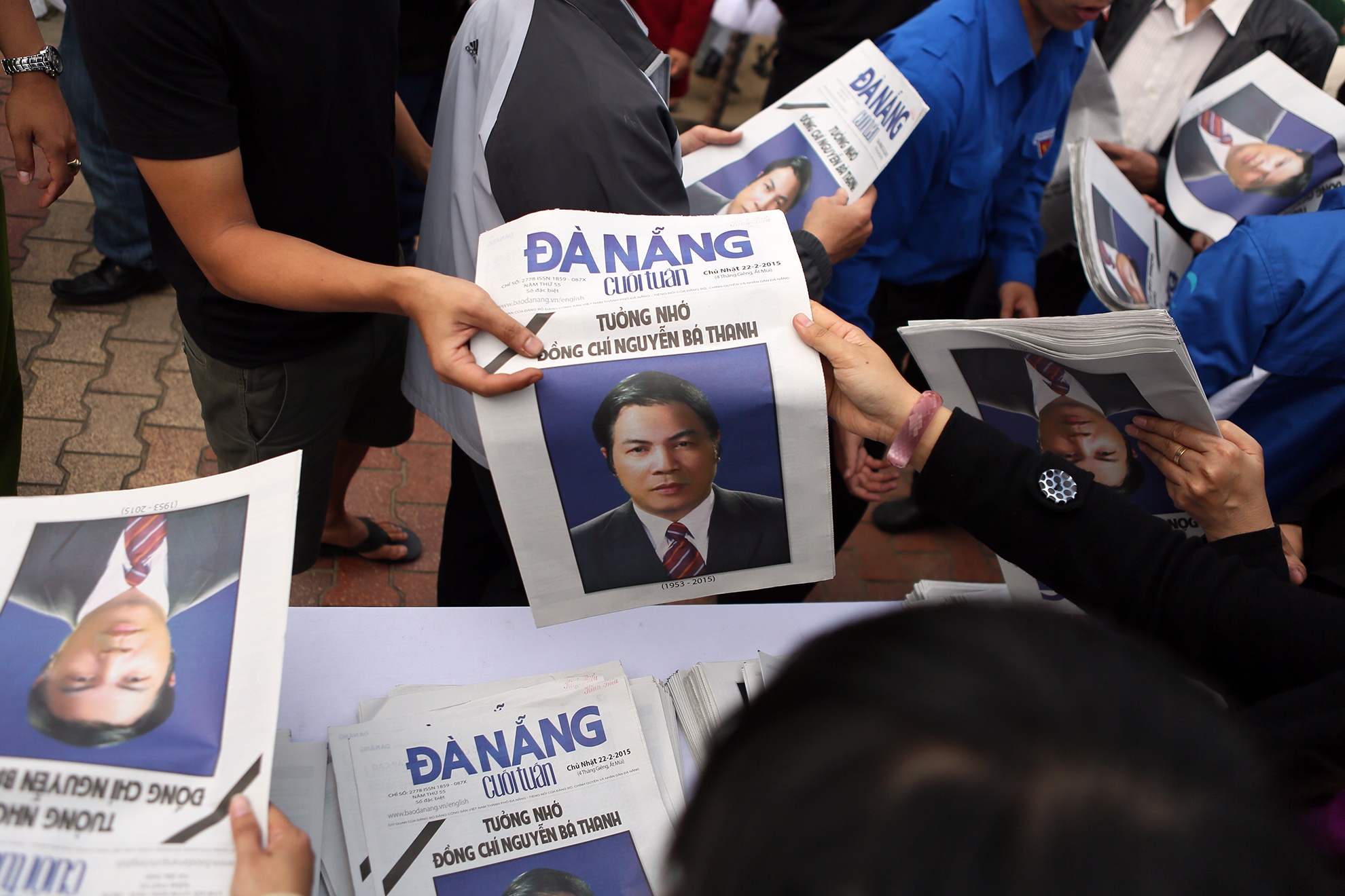 Báo Đà Nẵng số đặc biệt cuối tuần được phát cho người dân. Chỉ trong ít phút, hàng trăm tờ báo hết sạch.