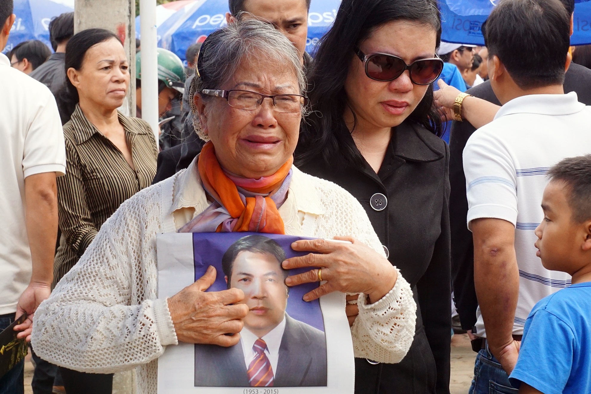 Rời khỏi tư gia ông Thanh, nhiều người vẫn không kìm nổi nước mắt. Nhiều vị lãnh đạo lão thành tới viếng ông Thanh chia sẻ, với nhân dân Đà Nẵng, ông Nguyễn Bá Thanh là một người bạn, một người đồng chí, một người lãnh đạo gương mẫu, có tâm có đức có tài. 