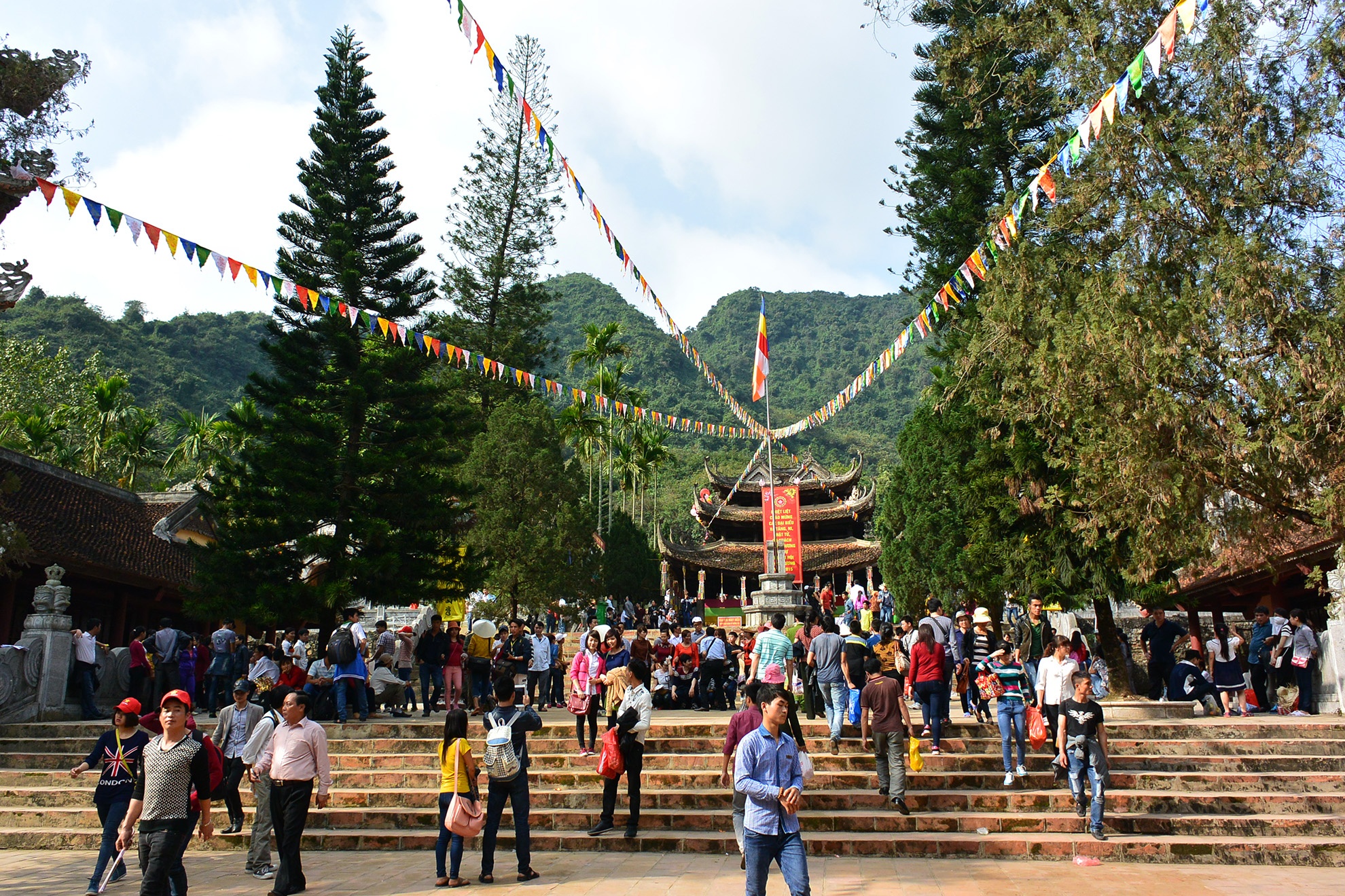 Khu vực sân chùa và đường dẫn lên động Hương Tích khá thông thoáng sạch sẽ, đã không còn cảnh người dân xả rác bừa bãi như nhiều năm trước.