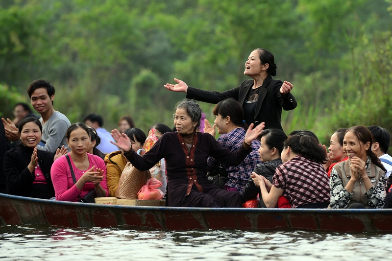 Hang nghin nguoi do ve chua Huong ngay khai hoi hinh anh