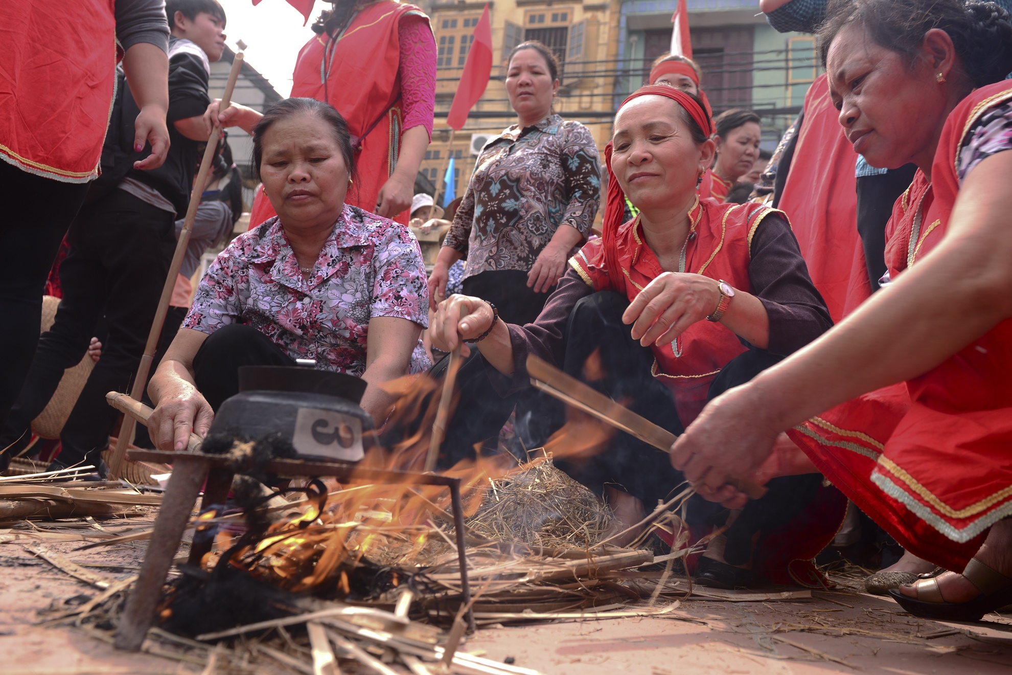 Thi nau com, thoi lua theo phuong phap co xua hinh anh