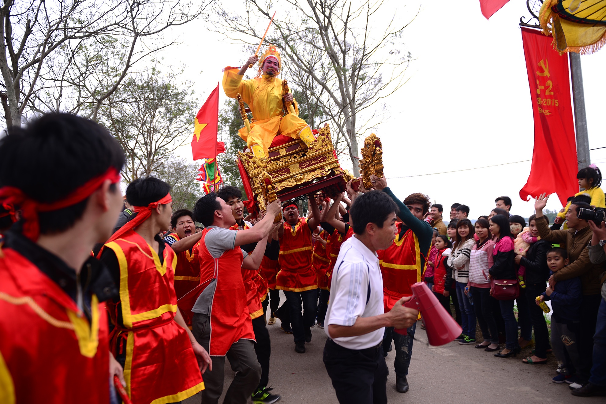 Kieu 'Chua' suyt do trong le ruoc Vua song o Ha Noi hinh anh