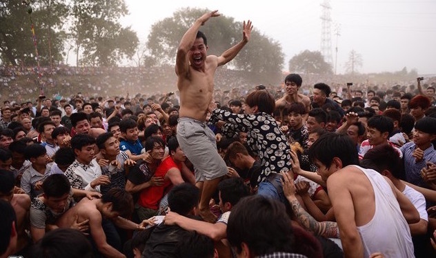Hang tram thanh nien giam dap cuop qua phet may man hinh anh