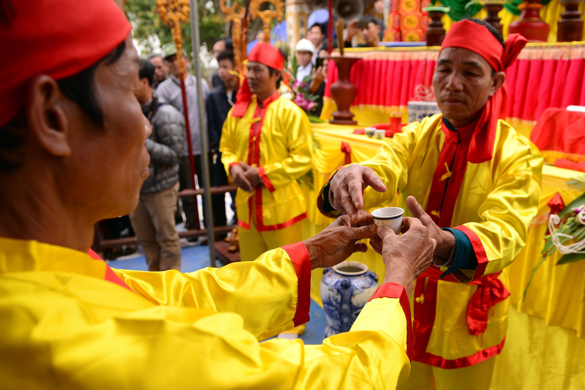 Sau đó, rượu thề liên tục được rót mời các vị quan làng, bồi lễ...