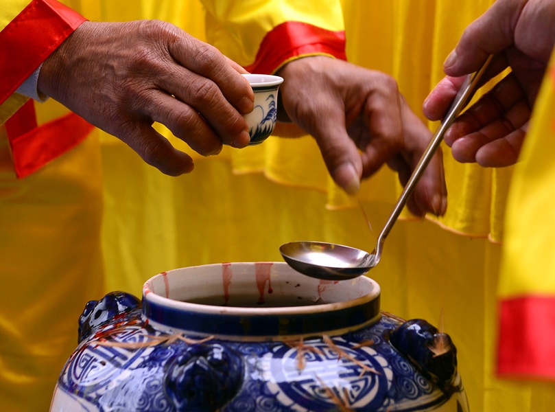 Hoi uong ruou tiet ga the khong tham nhung hinh anh