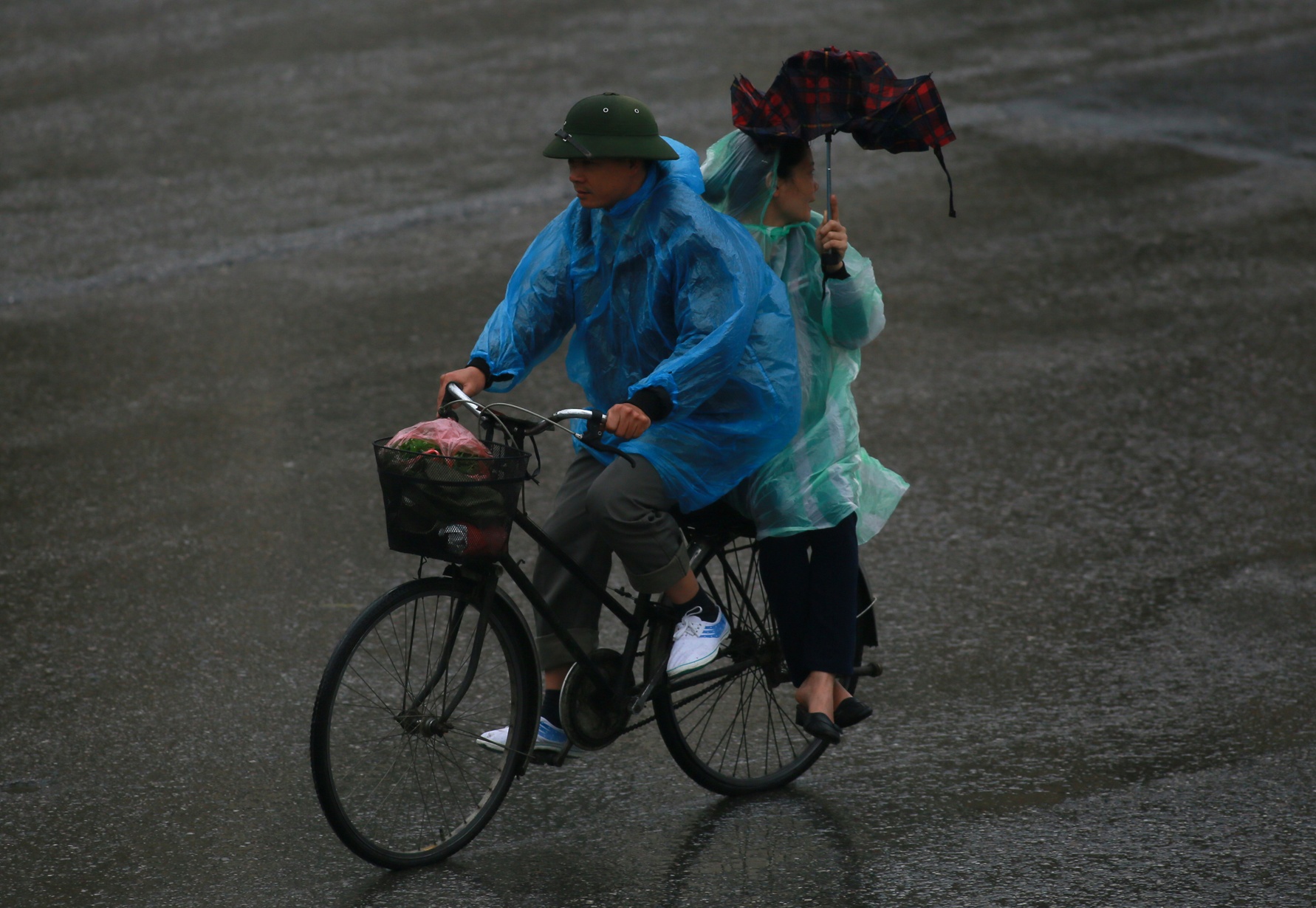 Nguoi Ha Noi trong thoi tiet mua phun, nom am keo dai hinh anh