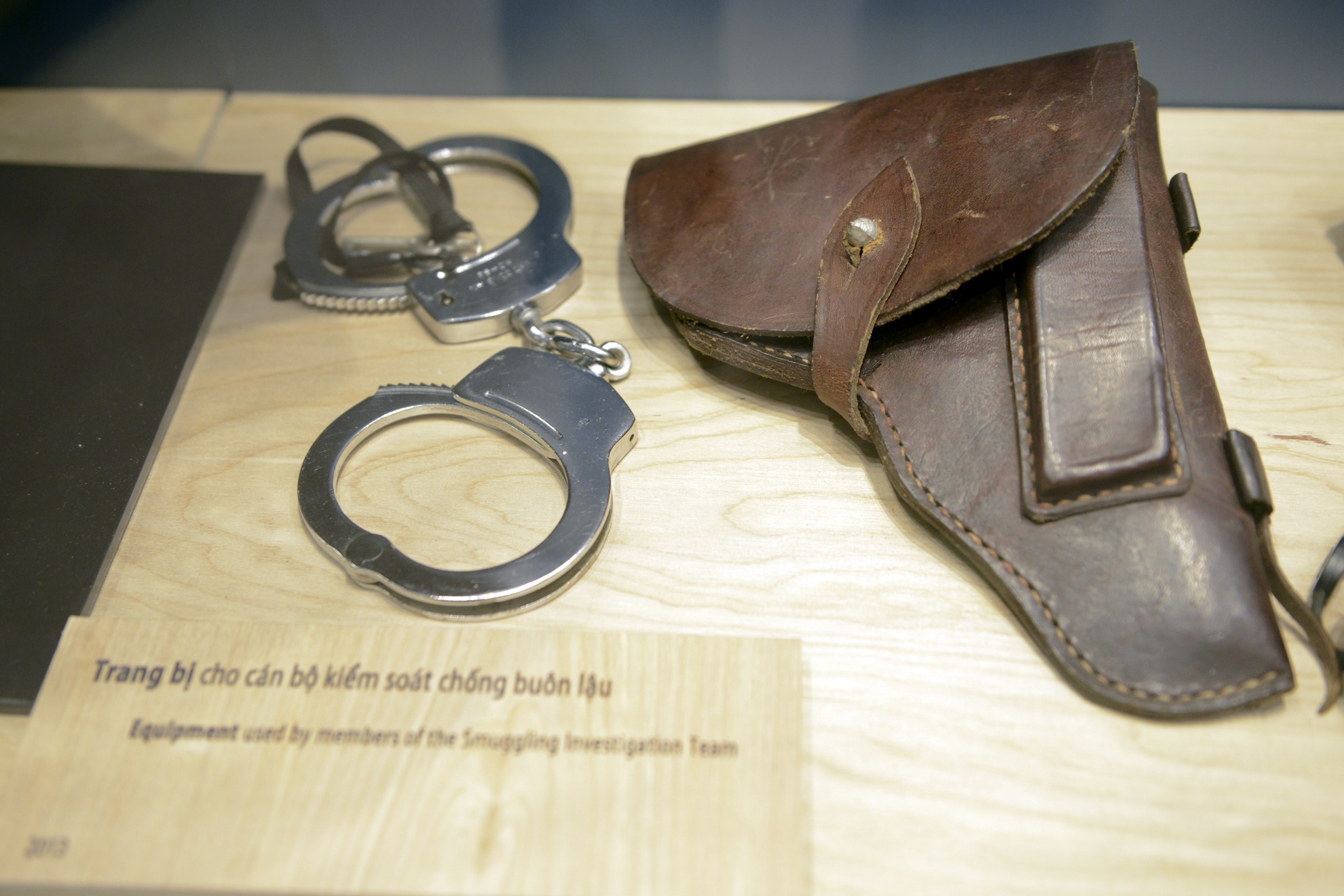 Dung container trung bay ma tuy, cong so 8, sung te giac hinh anh