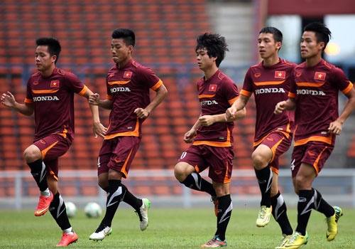 Cong Phuong cung dong doi tap kin truoc tran gap Malaysia hinh anh