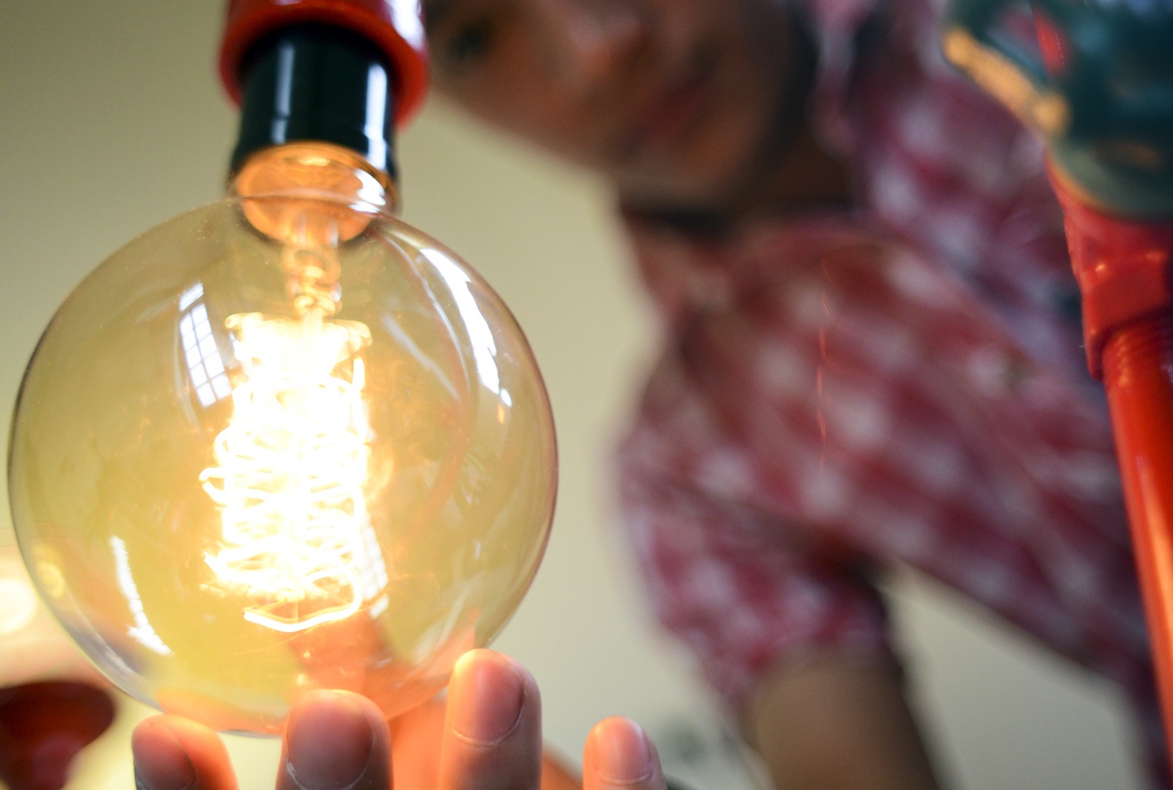 Chang trai bien do go thua, ong nuoc thanh bong den doc dao hinh anh