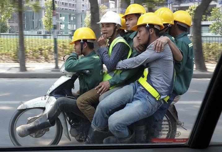 Nhung pha 'lam xiec' voi xe may tren duong pho hinh anh