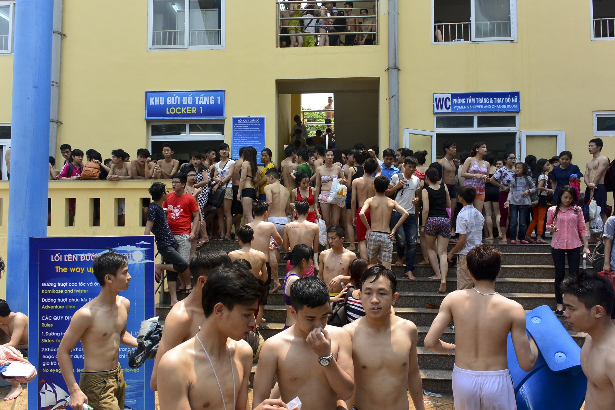 Trong ngày đầu mở cửa, các trò chơi cầu trượt vẫn chưa được đưa vào sử dụng mà chỉ phục vụ các khu vui chơi phía dưới tại các bể nước.