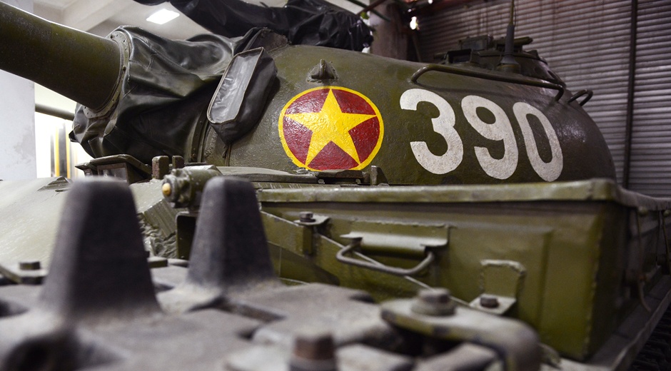 Can canh hai xe tang huc do cong Dinh Doc Lap hinh anh