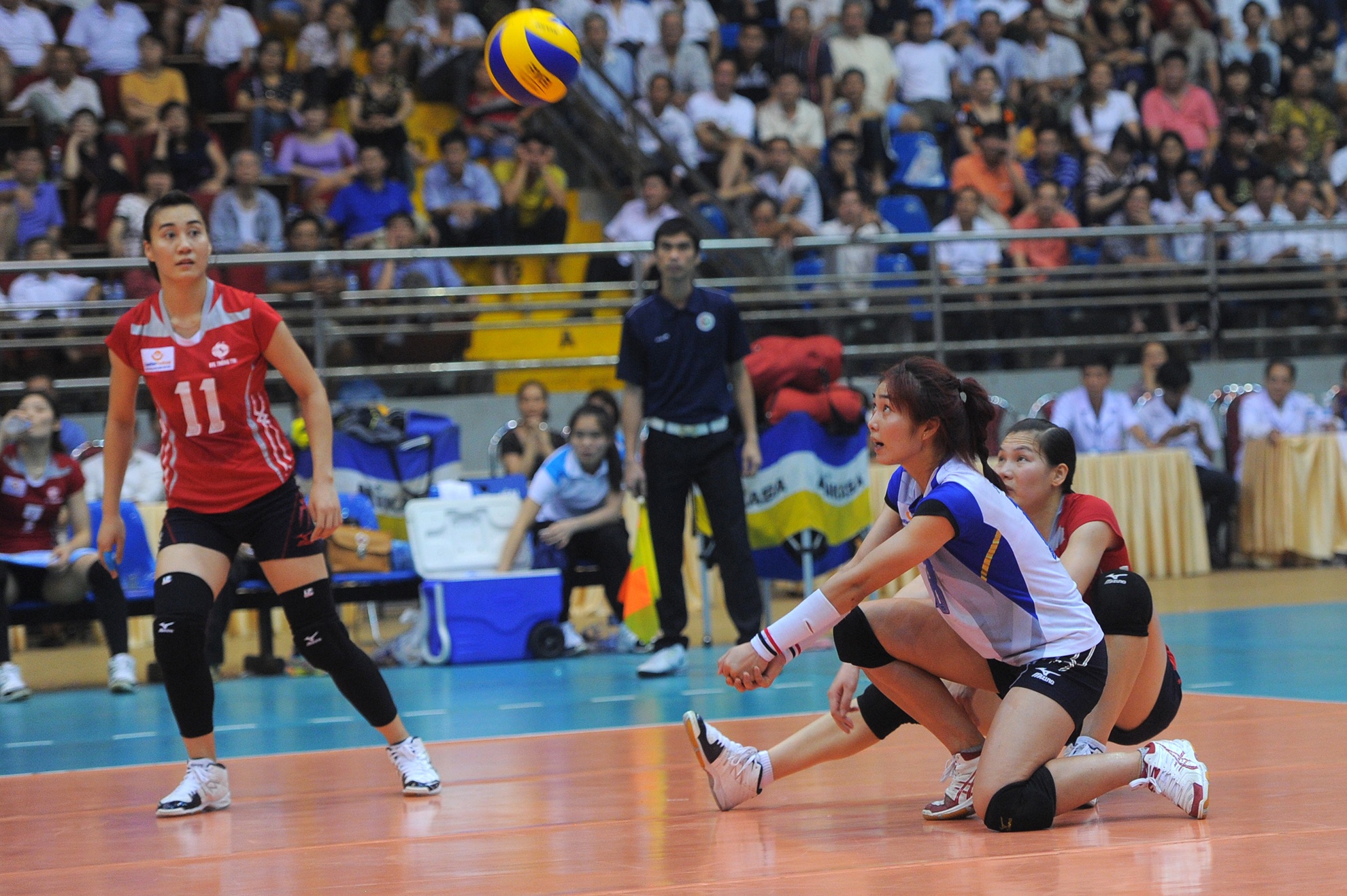 Ổn định ở bước một và chắc chắn trong những pha cứu bóng phòng thủ, libero Phạm Thị Liên luôn khiến đồng đội yên tâm triển khai tấn công với nhiều miếng đánh khác nhau.