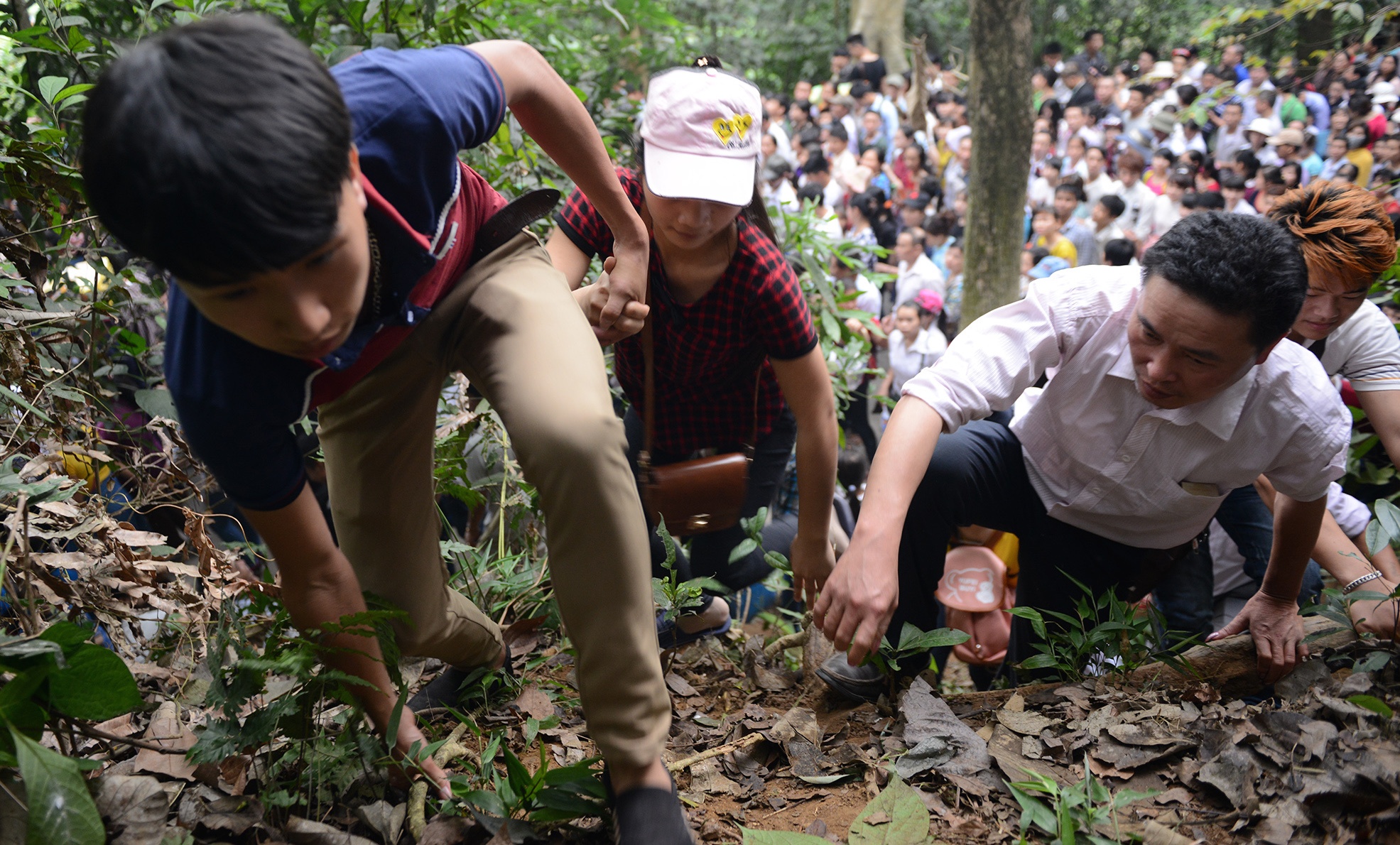 Chen lan, treo rao thep B40 len Den Hung hinh anh