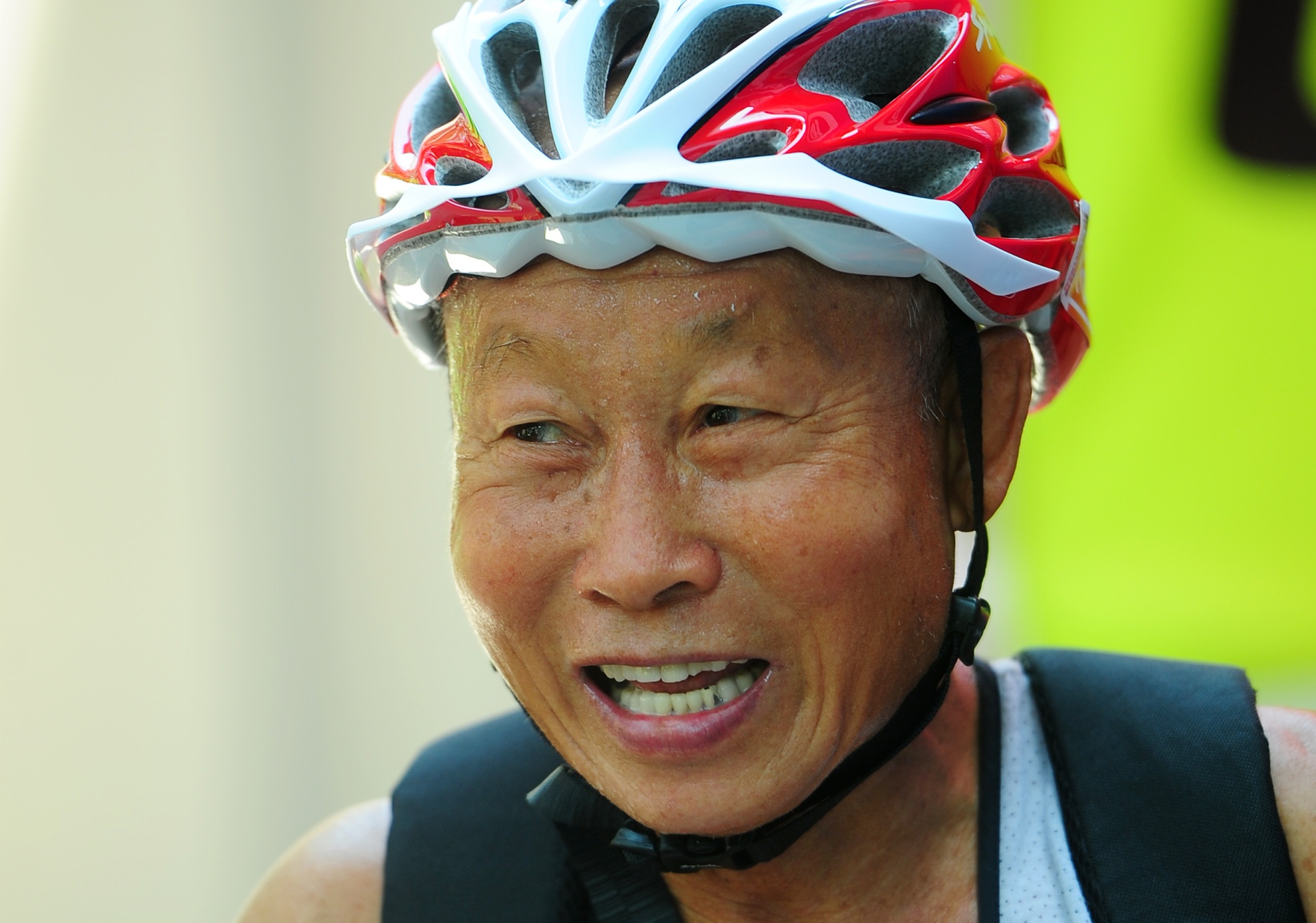 Lao tuong gan 80 tuoi tham du Ironman 70.3 tai Viet Nam hinh anh