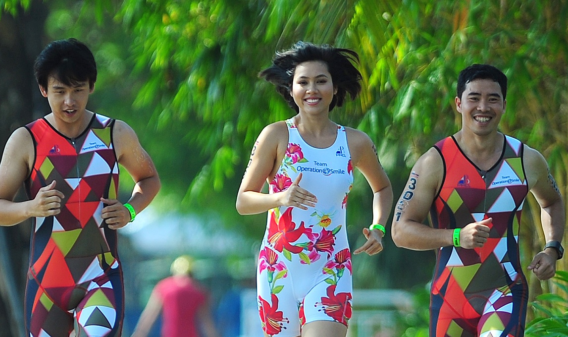 A hau Hoang My rang ro truoc ngay tham du Ironman hinh anh