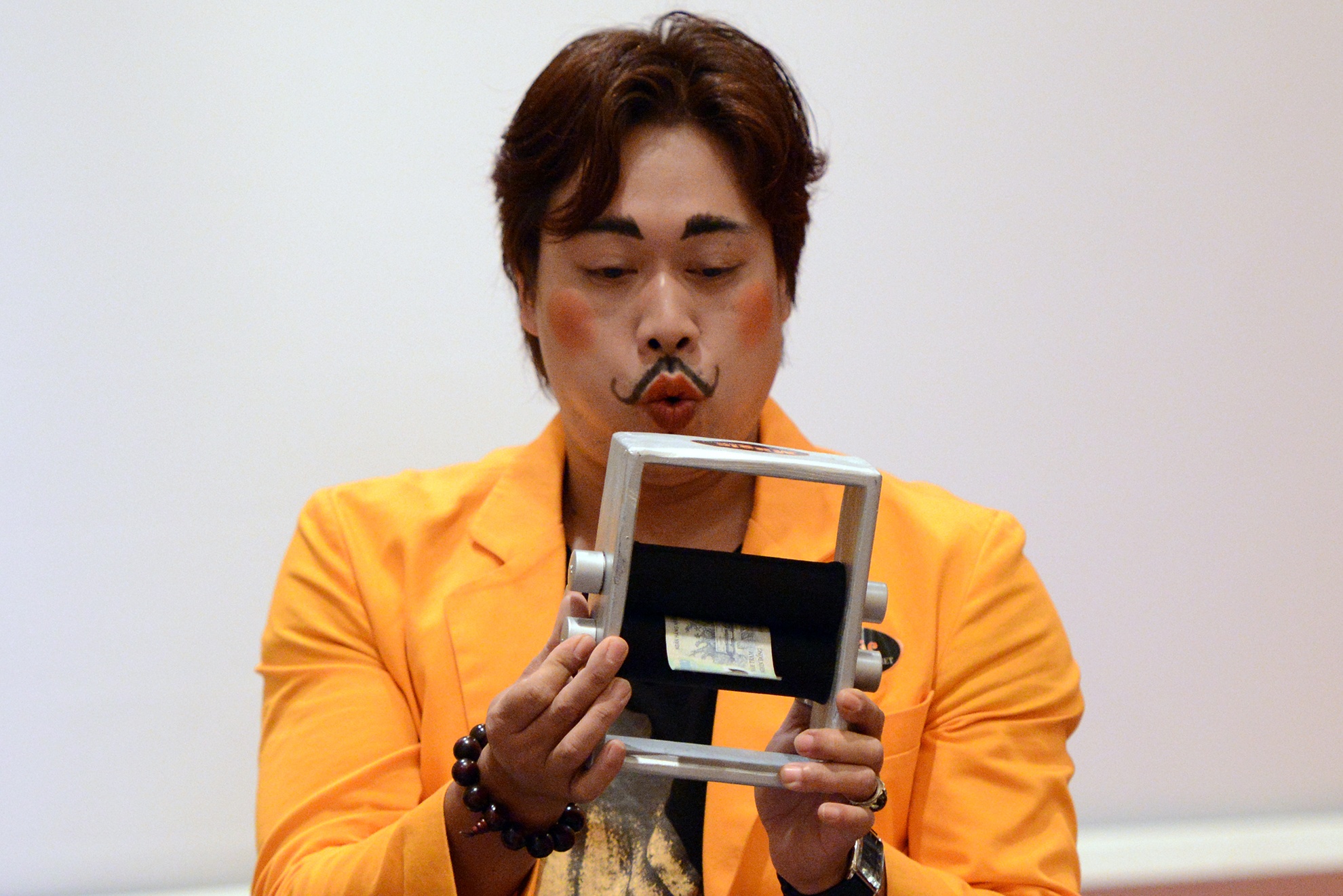 Bien ao giay trang thanh tien that hinh anh