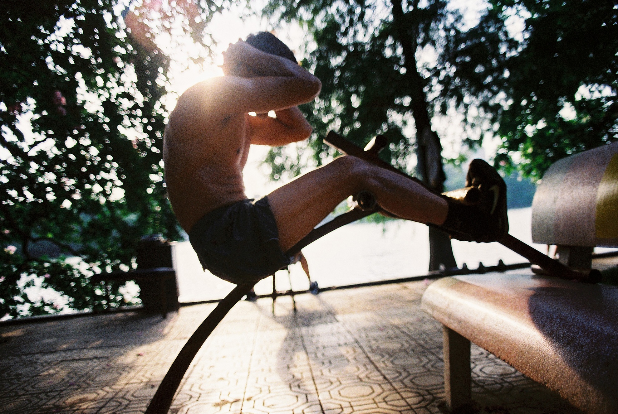 Tap the hinh bang do tu che ben ho Guom hinh anh