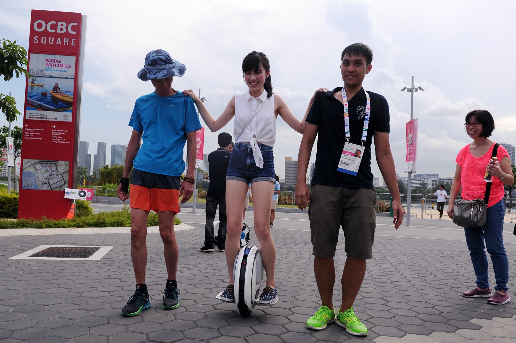 Gioi tre Singapore hao hung don SEA Games 28 hinh anh