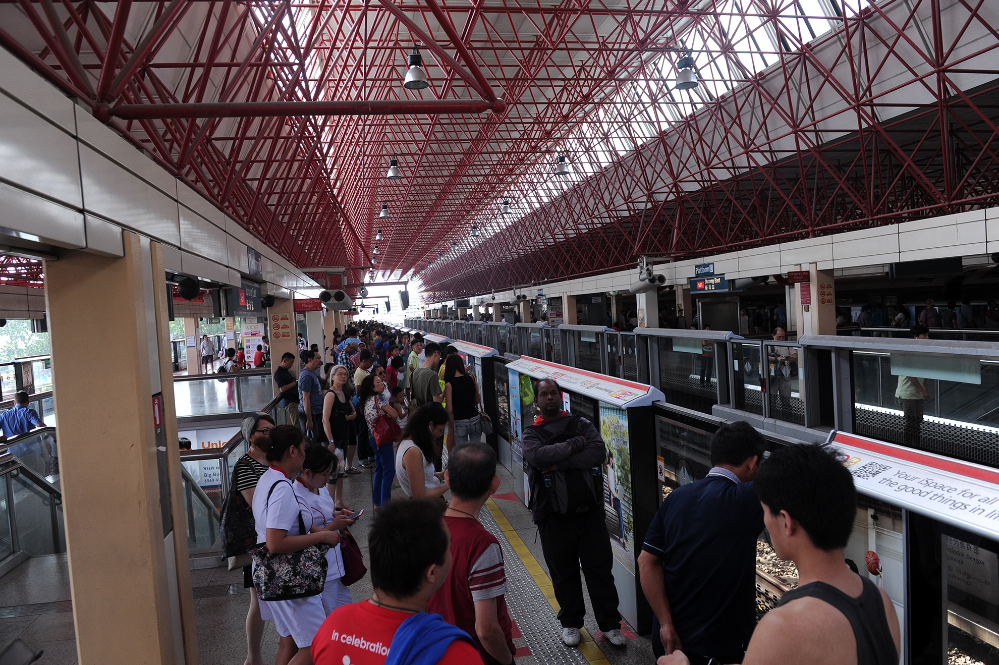 Khác với một số sân ga ở châu Âu, tại Singapore để đảm bảo an toàn cho khách, nhà ga ở Singapore được lắp kính ngăn cách khi tàu chạy. Chỉ khi nào tàu dừng hẳn thì cửa sẽ tự động mở ra để hành khách lên xuống.