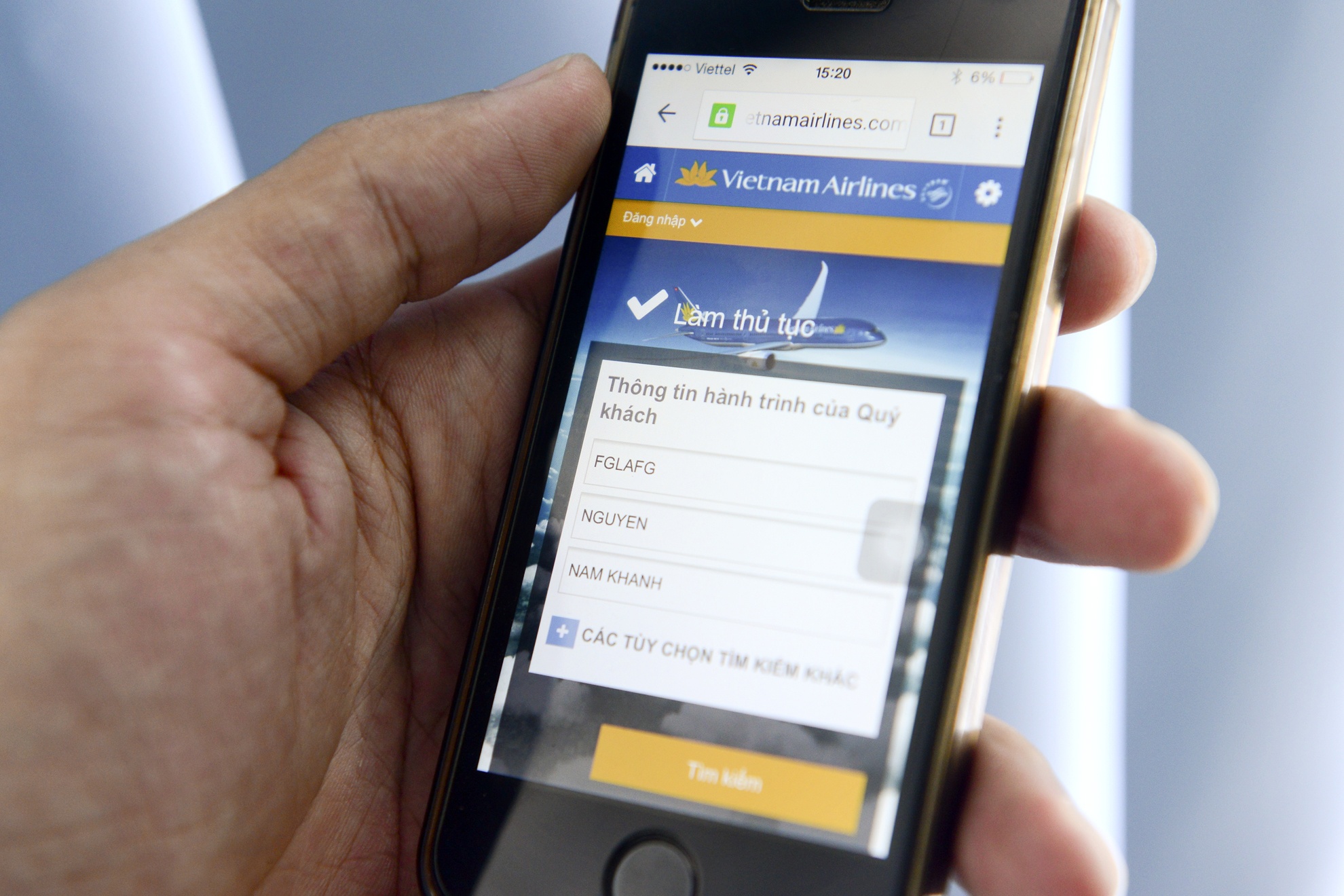 Lam thu tuc len may bay tu dong trong khoang 2 phut hinh anh