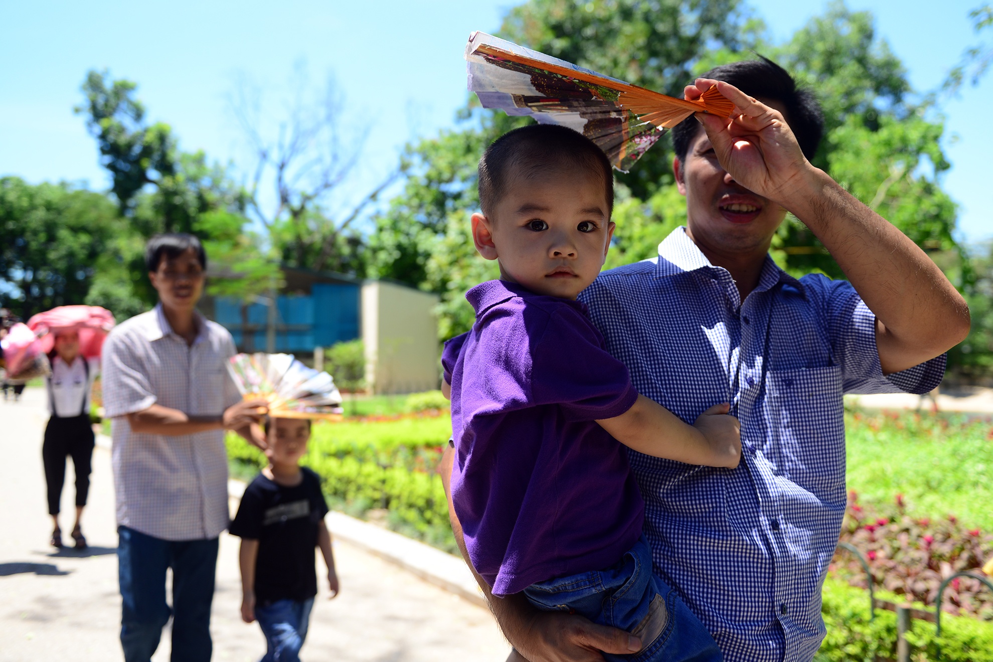 Cac gia dinh met moi voi nang nong 38 do C hinh anh