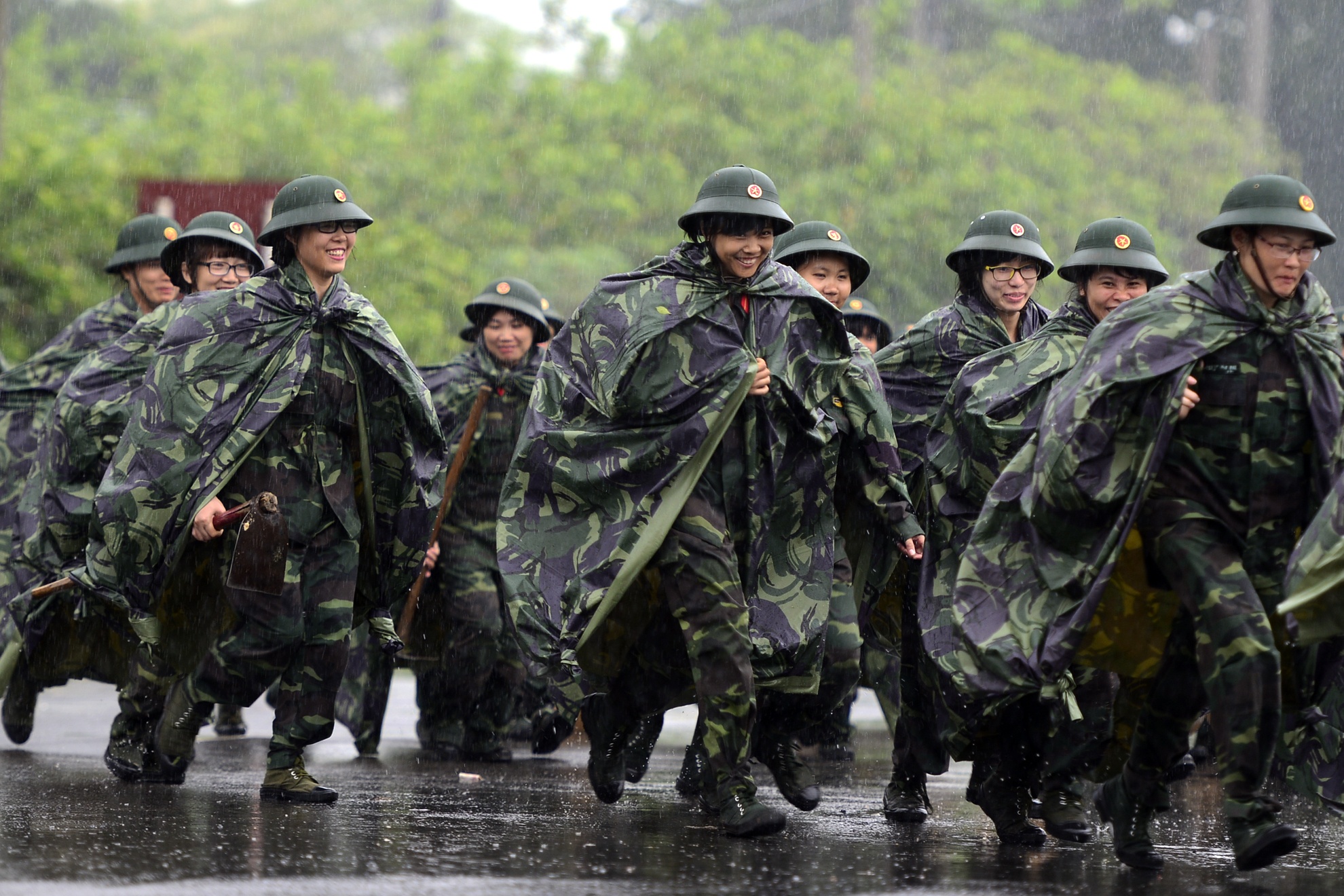 Nu nhan vien van phong hanh quan trong mua hinh anh