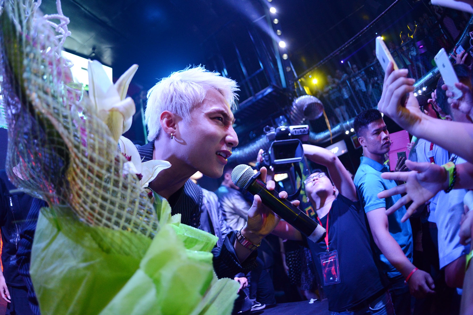 Son Tung M-TP lam mat xau dua fan hinh anh