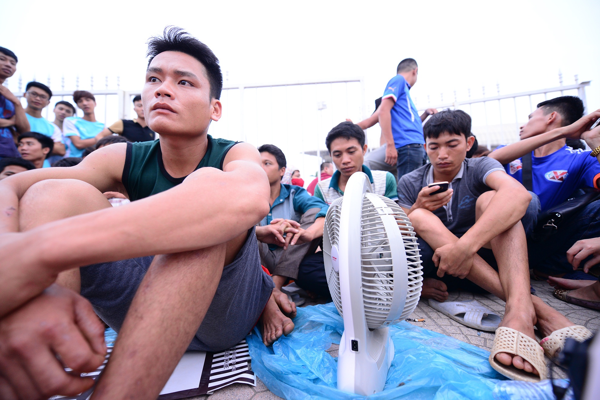 Nguoi ham mo thuc dem cho mua ve tran Man City hinh anh