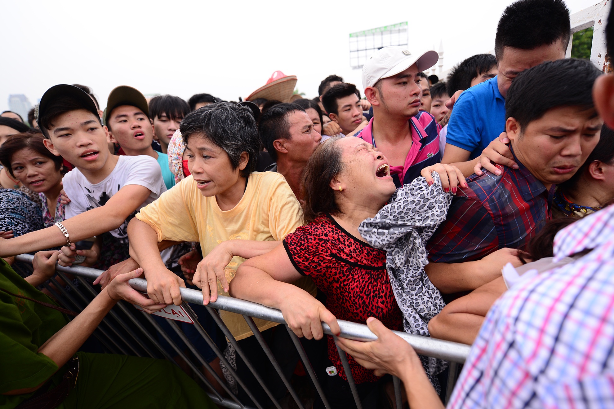 Xo day, hon loan gianh tam ve xem tran Man City hinh anh