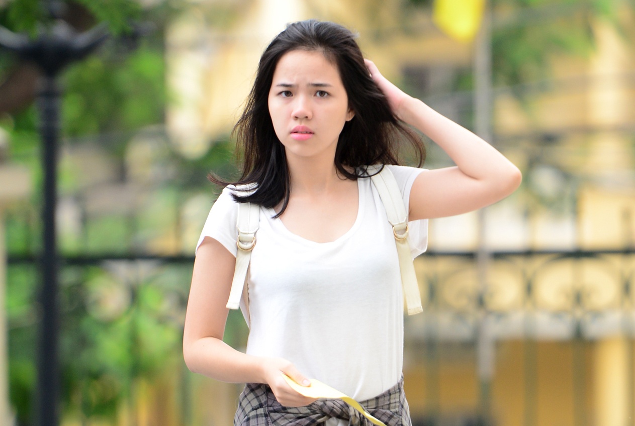 Mang lan nhua, choi quet nha di thi dien vien hinh anh