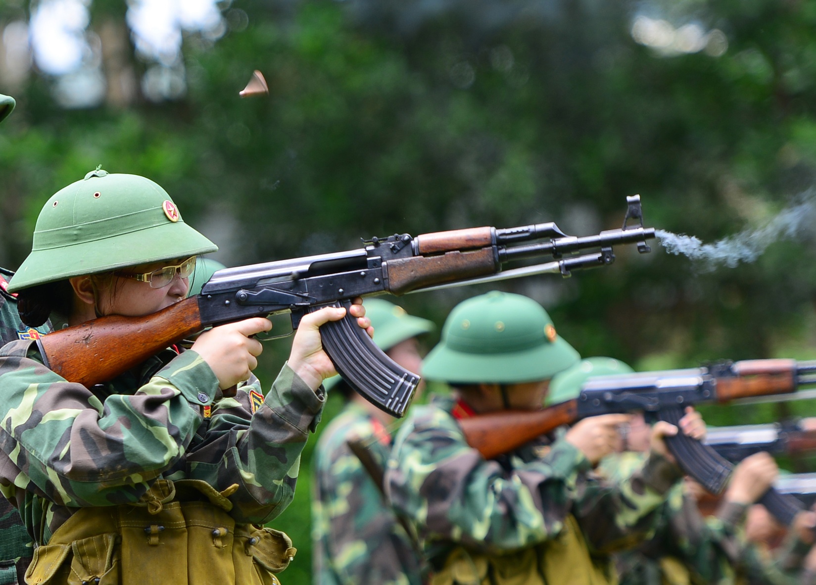 Nu nhan vien cong so ban dan that voi sung AK hinh anh