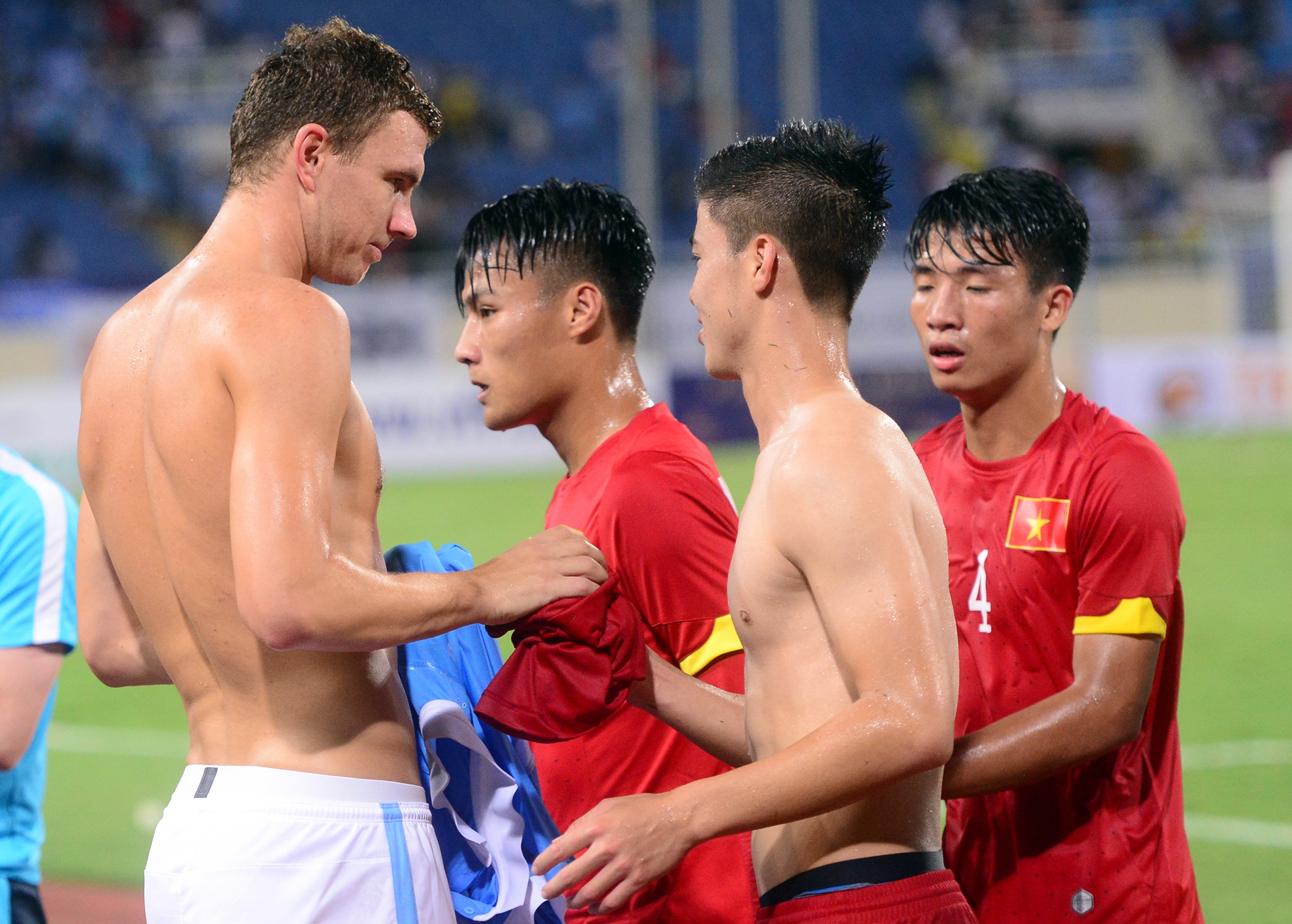 Cac cau thu Viet Nam xin doi ao dau voi sao Man City hinh anh