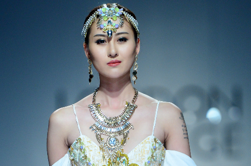 Hot girl Ha Lade lam vedette hinh anh