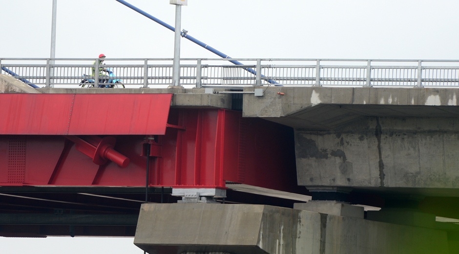 Khe ho co gian tren cay cau day vang lon nhat Viet Nam hinh anh