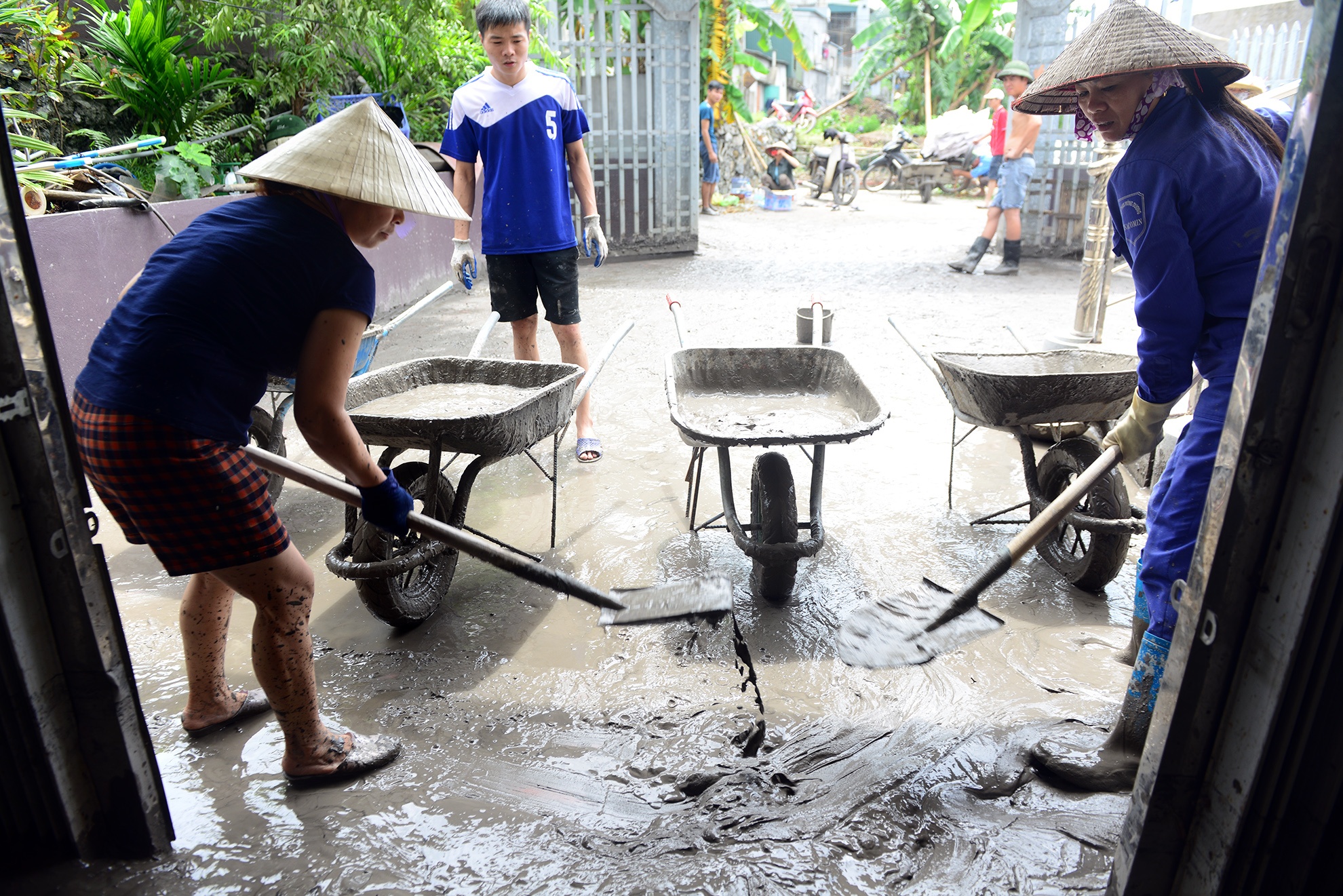 Dan vung mo guong day sau lu bun chua tung thay hinh anh