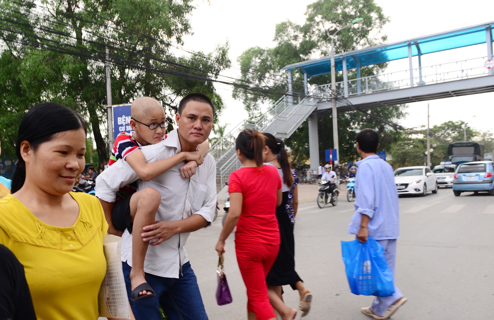 Cau vuot xay sau buc tam thu bi nguoi dan phot lo hinh anh