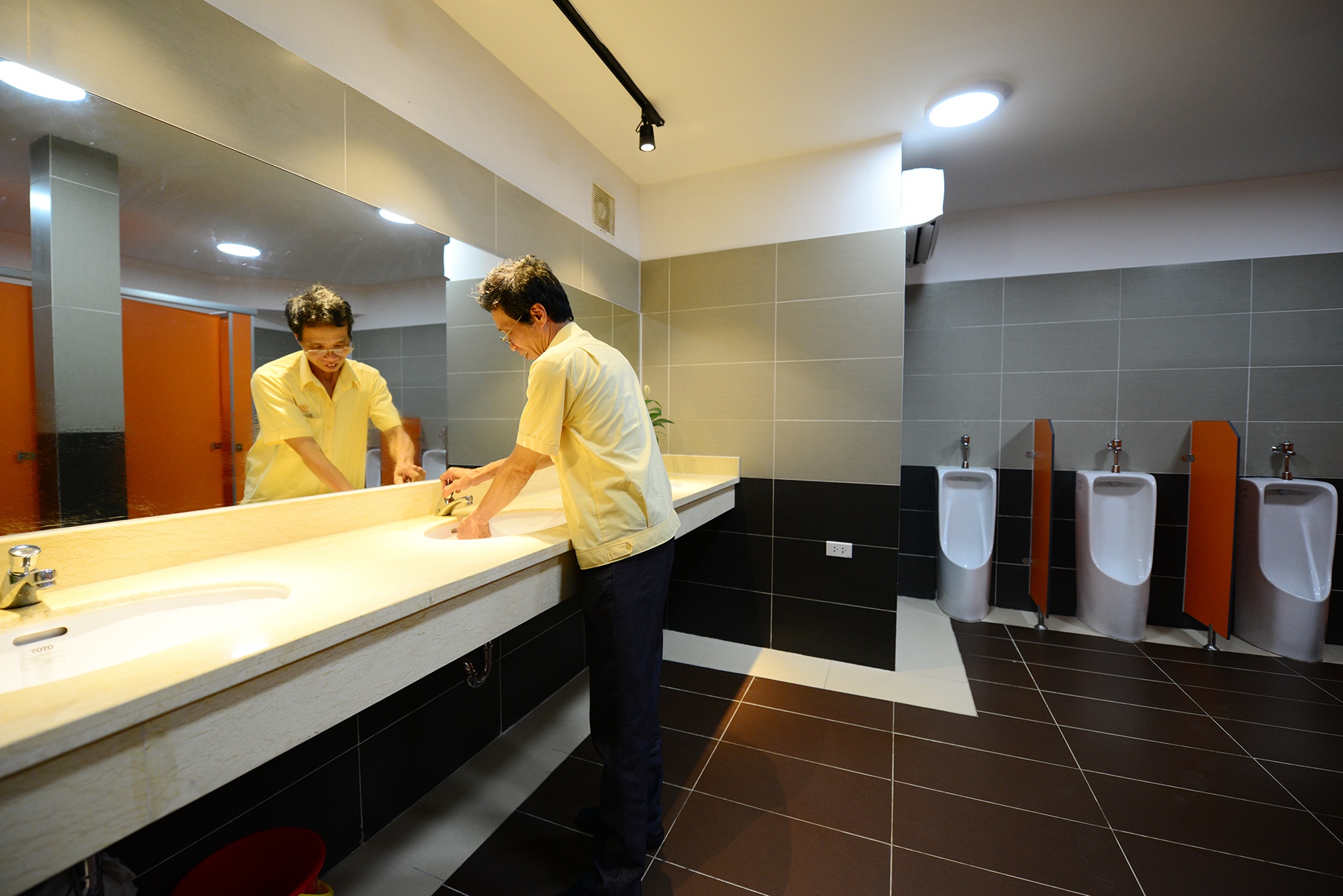 Nha ve sinh cong cong co dieu hoa, noi that cao cap hinh anh