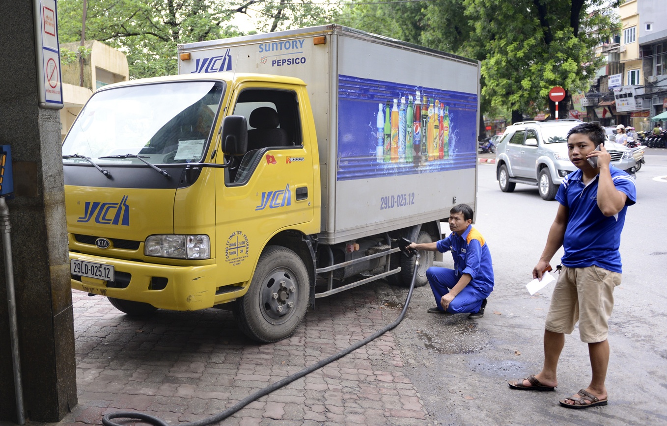 Vua do xang vua can nhac thiet hon truoc gio giam gia hinh anh